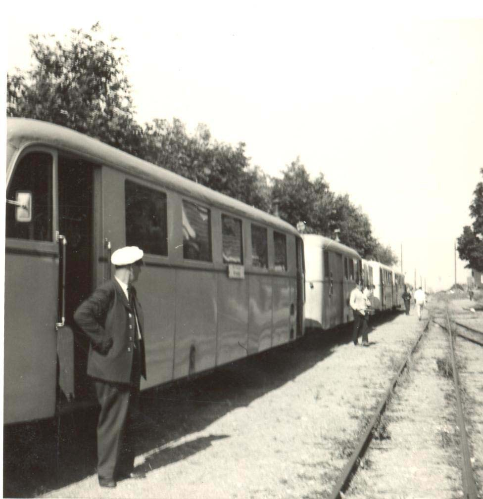 Här syns rälsbussföraren Engstrand utanför sitt tåg vid Skogsby station.