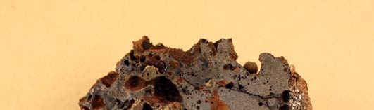 Övre delen av slaggen, nära dess ytterkant har valts för undersökning i mikroskop (Fig. 10). Där framträder en tämligen grovkornig slagg.