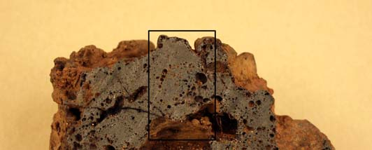 Variationen av hålrum framträder även i mikroskopet, liksom att slaggen mestadels är homogent uppbyggd men proportionerna mellan de ingående mineralen varierar något,
