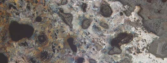 F833 (från 693, centralt/söder i ugnsområdet) I fyndet finns en liten koncentration av metalliskt järn, oregelbunden i formen ca 9 8 mm stor.