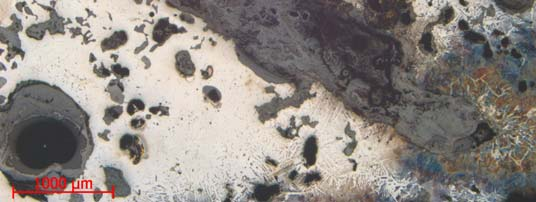Foto från mikroskopet på etsat prov. Id243 (från FU, i härdområdet i söder) I tvärsnittet (Fig.