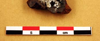 Fyndet är ett tämligen homogent kolfritt, mjukt järn, med endast en liten lokal marginell förhöjd kolhalt. Figur 44. Id 243.