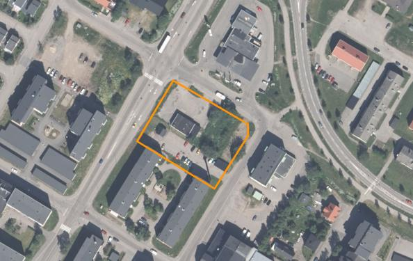 Området utgörs av en asfalterad yta med verkstadsbyggnad, parkeringsplatser samt en gräsbevuxen yta, se Figur 1. Figur 1. Planområdet markerat med orange ram.