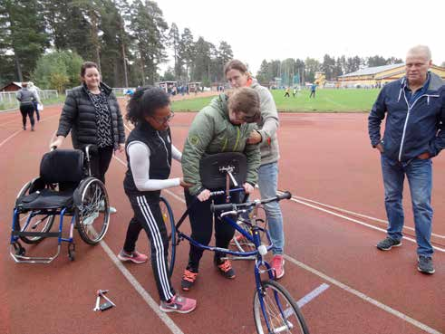 Kathlen som är projektledare hade stuvat bilen full i cyklar som passade alla storlekar på våra ungdomar.