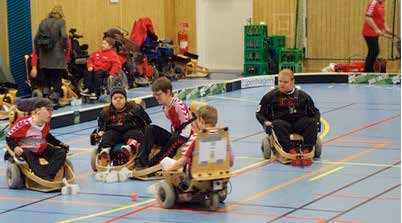 Elhockey en sport för dig? Elhockey! Sporten som liknar innebandy och formel 1 En teknisk och fartfylld sport som riktar sig till personer med rörelsehinder.