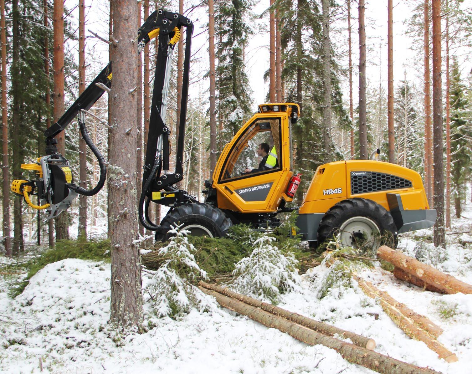 HR46x Skördare I hytten görs resultatet Enkel att använda Hytten är tyst, trygg och ergonomisk plats för kusken. Synfältet når från rot till topp.