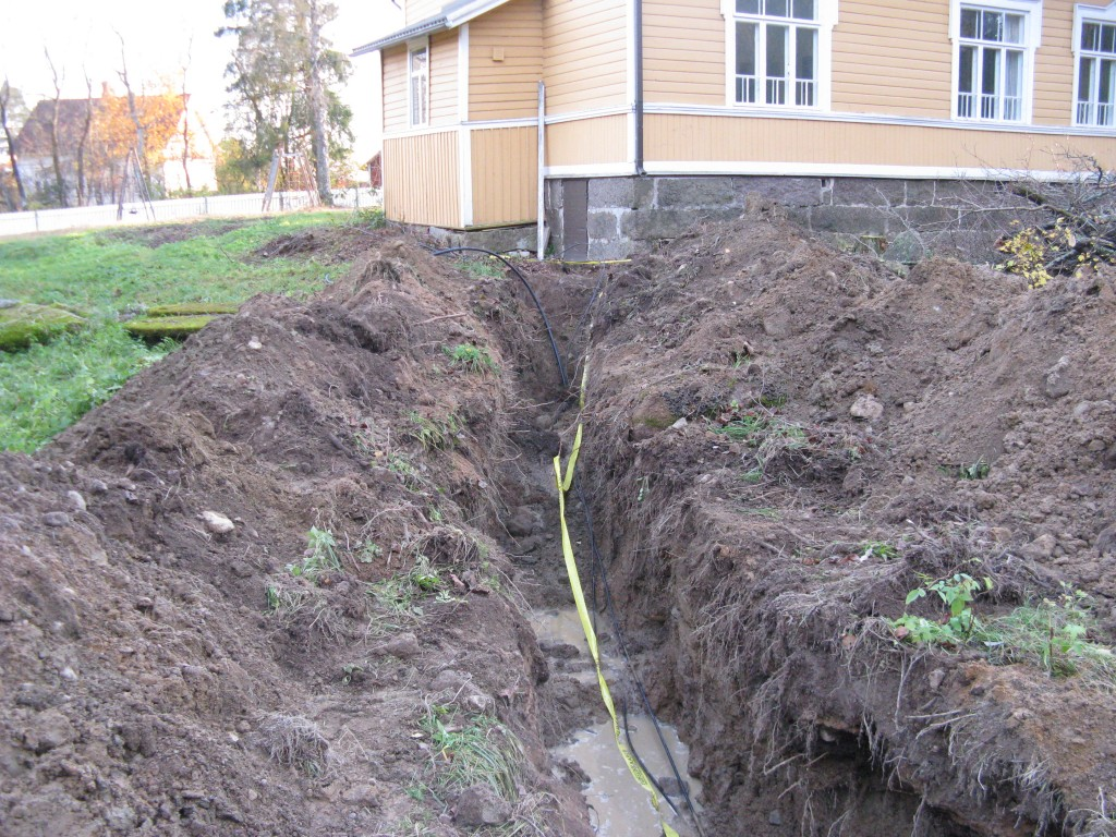 Det gick oväntat bra då Gunni grävde upp diket och Krille fungerade som spadabisi. Vi lyckades inte gräva av vattenledningen till rinken och inte heller avloppsröret.