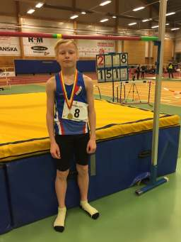 Första Chansen, Huddinge 21-22/11 2015 2015-11-22 19:16 Nya inomhussäsongens första klubbrekord! Bilden ovan. 151 cm - så himla högt hoppade Alexander.