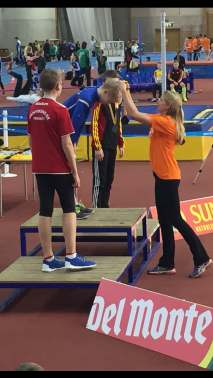 Lilla Globengalan, Sätra 7/2 2016 2016-02-08 18:46 Fyra stafettlag i farten! Bilden ovan. Alex får guld i höjd på 1,42. Det var så högt han och tvåan kom innan de bröt för 60m-finalen.