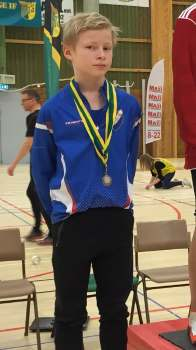 Haninge Open, 12-13/3 2016 2016-03-14 18:18 Bröderna Ludwigs hoppar långt och gärna! Alexander på prispallen med ett ansiktsuttryck värdigt Mona Lisa. Notera all tejp i bakgrunden.