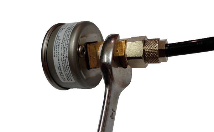 3. Skruva loss mätaren från den adapter/koppling den sitter på med skiftnyckeln.