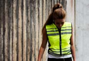 Passar bra för cykel-, motorcykelrundan, promenaden eller löpningen. 100% polyester.