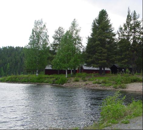 Laxholmen Edefors Byggnadsminne 2001 Alldeles nedanför Edefors kraftstation ligger det gamla fiskeläget Laxholmen på en holme i älven.