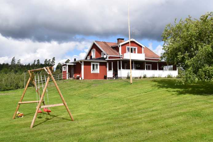 Hästgård med vackert boende i