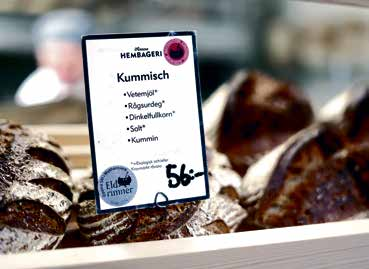 Därför får cafégästerna servera sig själva, både när det gäller att ta fram koppar och fylla på kaffe och göra smörgåsar. Anna blev bagare genom Eldrimners nystartarutbildning.