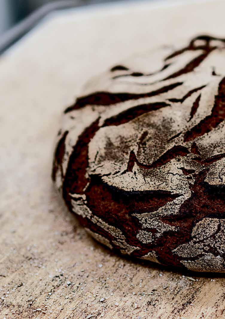 OMSLAGSBRÖDET Brödet på omslaget, Tourte de seigle d Auvergne, är ett lätt och luftigt rågbröd från Auvergne i Frankrike. Receptet kommer från Eldrimners studieresa till Lyon 2009.