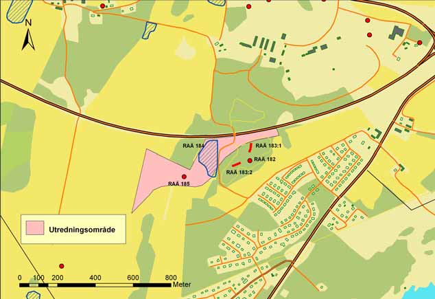 Topografi och fornlämningsmiljö Landskapet som den nya vägsträckningen är planerad att löpa genom utgörs huvudsakligen av flack åkermark som bryts av mindre höjdpartier som under stenåldern stuckit