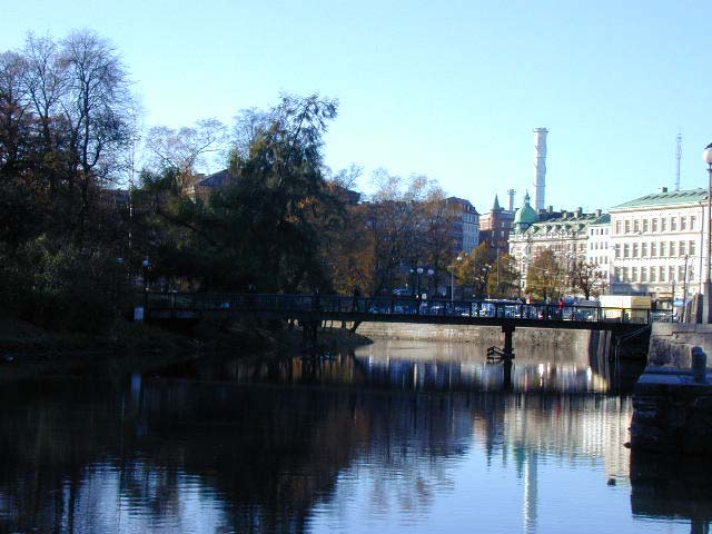 På dagtid så är gatan och gatorna omkring ständigt fyllda av folk, medan det nattetid är desto lugnare. I närheten av Korsgatan har manuella mätningar vid mätpunkterna 9, 10 och 11 utförts.
