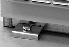 33 Fixering av skåpet via fästvinklar på utsidan Haka fast fästvinkeln i det långsmala hålet i skåpets kant och fäst den i golvet med en skruv.