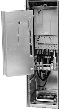 67 Anslutning av styrkablarna Kabelförläggning (byggstorlekarna R5 och R6) Led in kablarna i skåpet genom kragarna (1) och EMC-tätningarna (2) till den utsvängbara ramen eller RMIO-kortet enligt