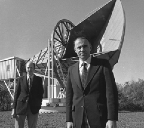 Mikrovågsbakgrunden 1965 tolkade Wilson och Penzias en svag bakgrundsignal som de fann i en mikrovågsantenn för kosmisk strålning som mikrovågsbakgrund.