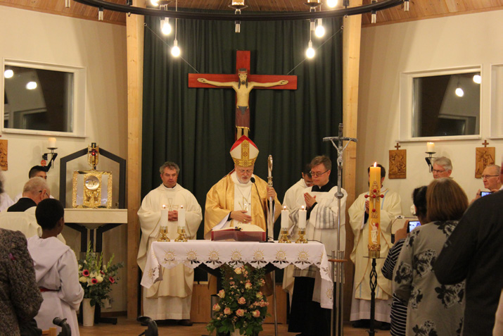 Konsekration av det nya altaret och välsignelse av den Obefläckade jungfru Maria Statyn i S:t Botvids församling i Fittja.