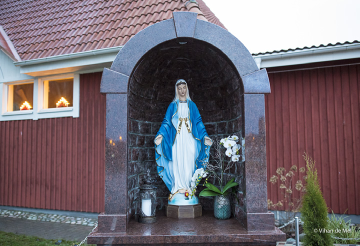 Konsekrationen av det nya altaret utfördes av Hans Excellens Biskop Anders Arborelius, biskop i Stockholms Katolska Stift under den Heliga Mässan.