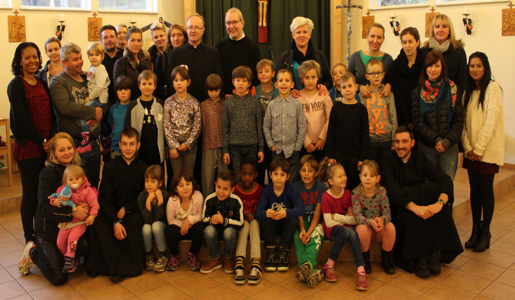Prästerna träffade barn, unga och deras föräldrar under katekesundervisningen i vår församling.