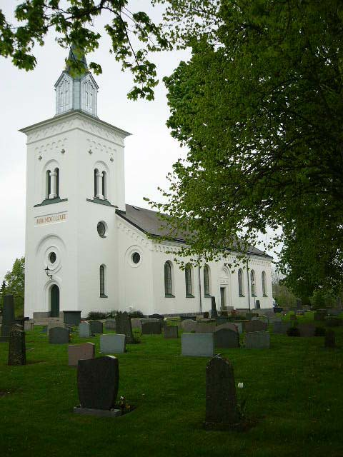 Kyrkogården Kyrkogården omgärdas av en stenmur med ingångar i väster och norr med grindstolpar av släthuggen granit med smidda, svartmålade grindar.