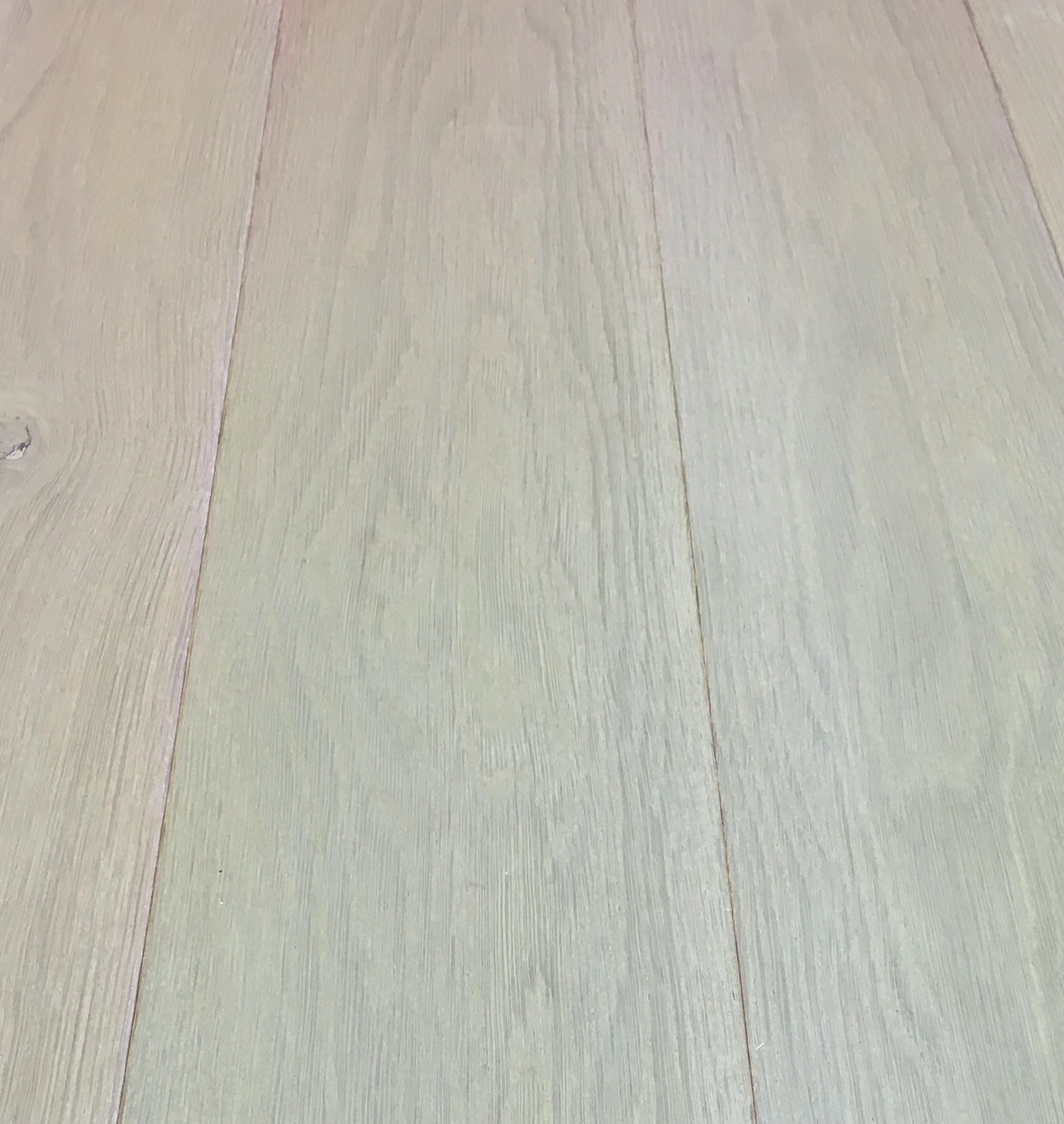 Gammeldags Träsåpa är speciellt framtagen för träytor som ex. golv. Den är baserad på sojafettsyra vilket återfettar träet ger en skonsam rengöring utan att torka ut.