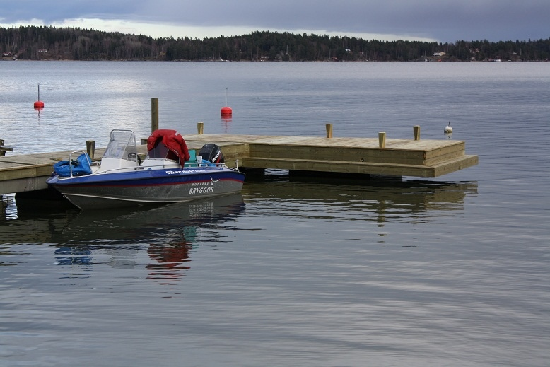 Nedgångssteg för enklare i och urlastning. Har man en liten stenkulle eller ett större grund en bit utanför stranden innebär naturligtvis en idealisk placering för en brygga.