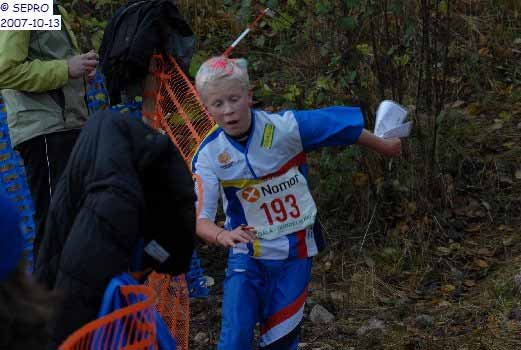 Jag hoppas på det bästa och fortsäter att springa mot sista. När jag stämplar vid sista kontrollen hör jag att första lag är på väg in i H12 då är jag inte först ändå.