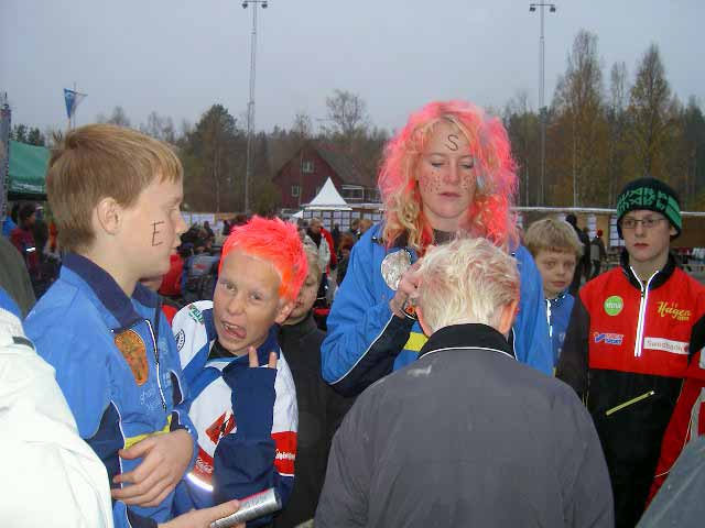 Här är jag och Johan när vi håller på att bli sprejade, snygga va??? Vi joggade till start nervösa men laddade, pip, pip, pip, pip, PIP nu kör vi skriker jag när vi springer mot startpunkten.