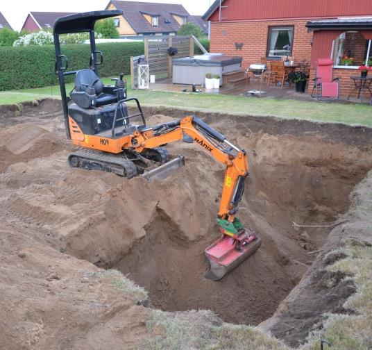 Glöm inte att ta med i beräkningen hur omgivningen runt poolen skall se ut efter att poolen är färdig.