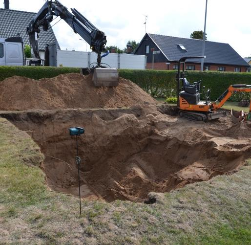 Vid utgrävning efter poolens mått är det viktigt att tänka på att blocket bygger 25 cm utöver poolens innermått.