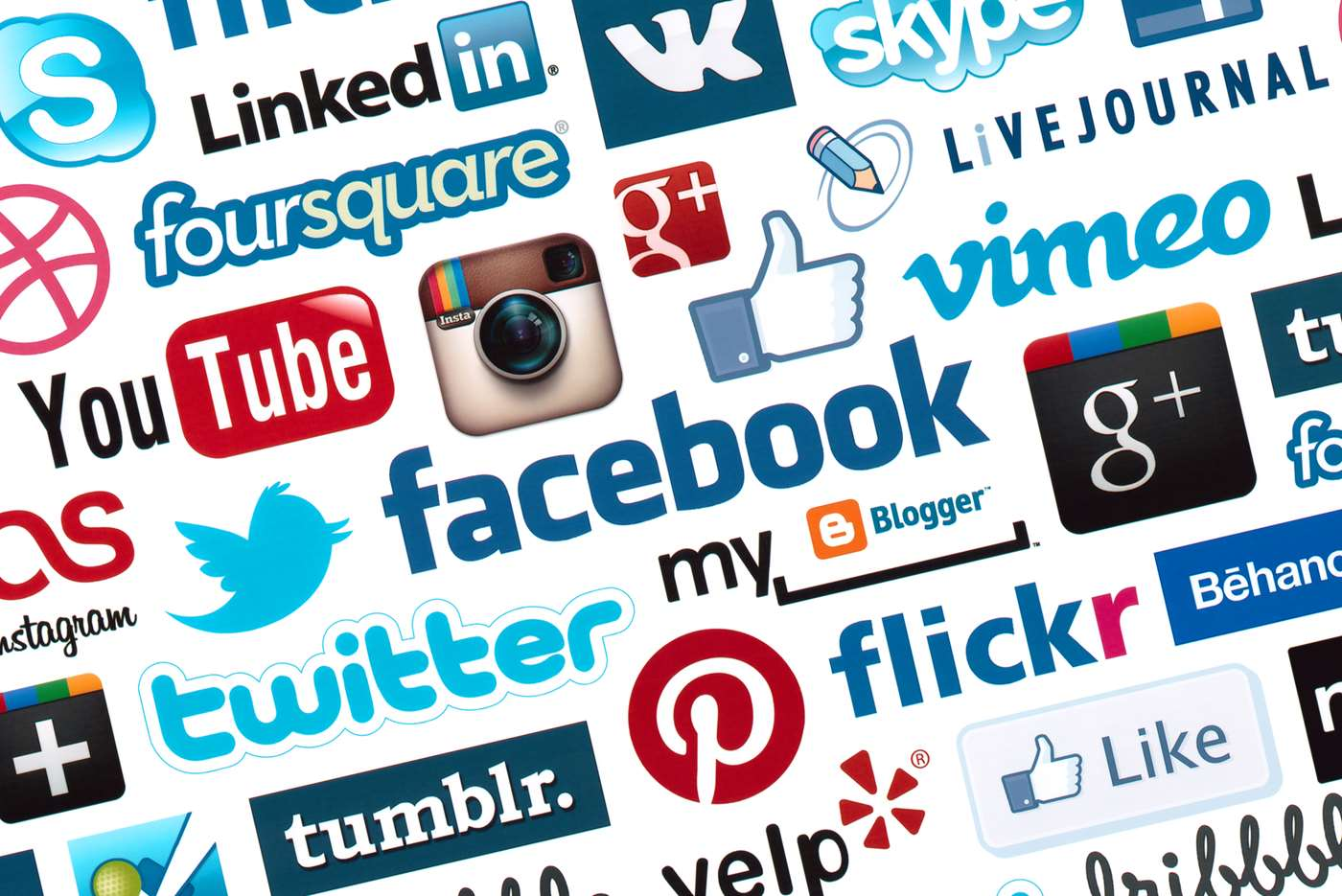 Sociala medier Sociala medier är en av ursprungsfunk9onerna med Internet och kommunika9on mellan datorer.