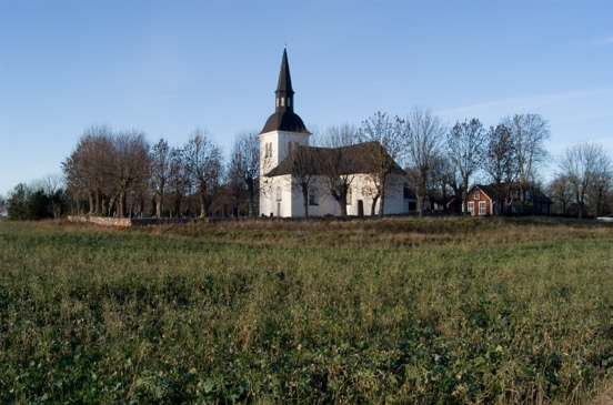 4 skå kyrka års utvidgning. På den äldsta kyrkogården har ett flertal äldre grusade stenramar intill gravvårdar tagits bort till förmån för gräsytor.