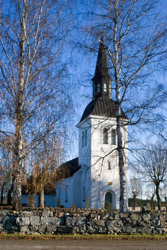 Portöppningen är rundbågig med profilerade slätputsade språng. Porten utgörs av helfranska pardörrar med fyra fyllningar per dörrblad. En ingång togs upp i södra tvärarmen 1909.