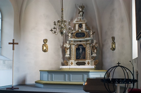 6 skå kyrka Altaruppsatsen. är omlagt vid flera tillfällen. Samtliga golv är skurgolv, med undantag för sakristians lackade brädor.