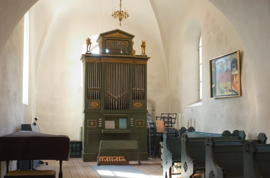 En dopfunt i granit med fyrkantig cuppa är komponerad av Byggnadsstyrelsen och skänkt till kyrkan 1962 tillsammans med en bonad som hänger intill funten.