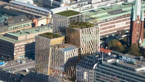slutning till stationen anordnas servicefunktioner för resenärer samt andra publika funktioner som restaurang och butiker. Till hotelldelen anordnas konferens, restaurang, lobby och skybar.