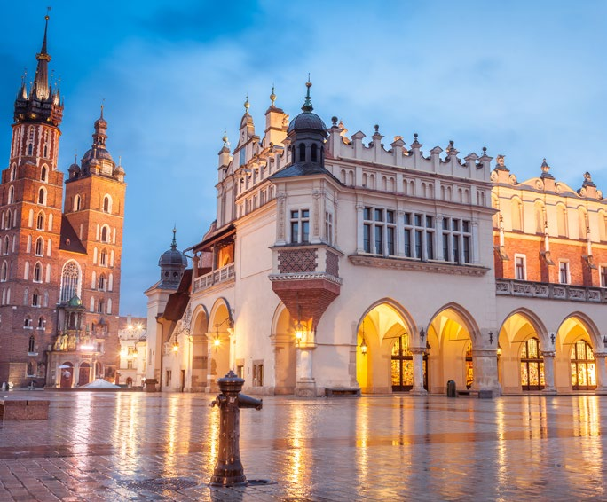 Krakow s äldre stadsdel Krakow & Warszawa Krakow är en enda stor kulturskatt, skonad av nazisterna under andra världskriget, för att de själva skulle slå sig ner här efter segern.