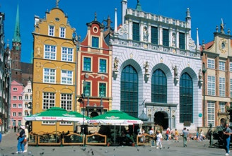 Vi besöker synagogan och innan vi lämnar stadsdelen äter vi gemensam lunch på Restaurang Klezmer Hois som är både hotell, konsertsal och restaurang. Menyn är uteslutande traditionell judisk.