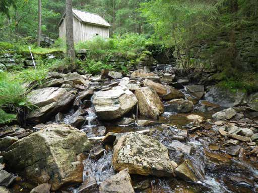 Vandringshinder 2 Kvarnåsen nedan bron Vandringshindret ligger precis nedströms skogsvägen som går till Furuliden. Hindret är bedömt som onaturligt men med en osäkerhet.