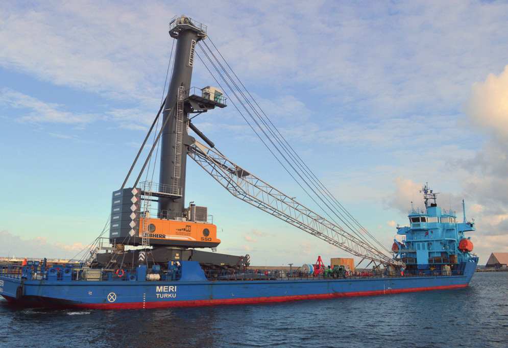 HÄNT I HAMNEN Med kranen kommer det att finnas två fullängdskajer med 13 meters vattendjup (11,7 meters maxdjup för fartyg) i Västhamnen och fem containerkranar varav två mobilkranar.