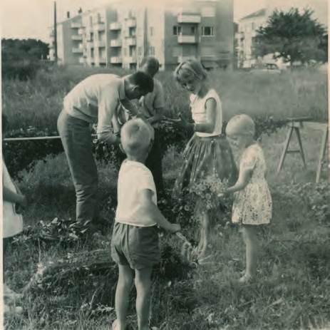 År 1958 revs också de gamla husen på Spännarebacken öster om Norra vägen, för att göra plats för dagens fastigheter på platsen; ett trevåningshus med lägenheter intill Chokladfabiken och det höga