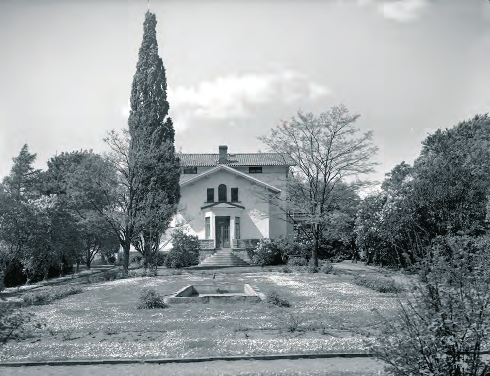 Villa och trädgård från söder år 1958. Här hade en liten damm anlagts på gräsmattan. Fotograf: Walter Blomberg. Foto: Kalmar kommun.