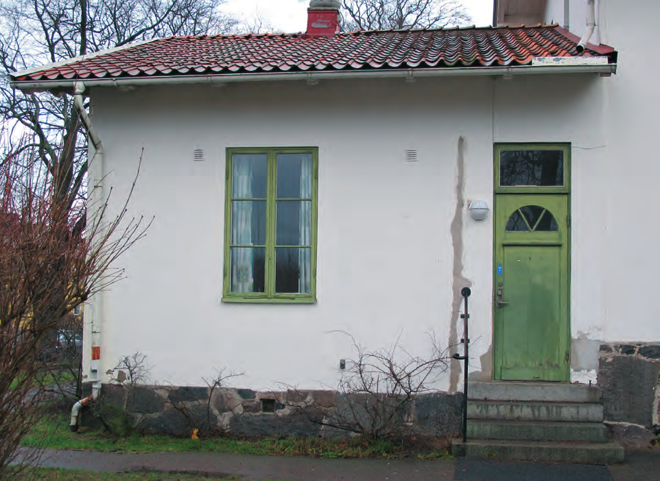 Enkel ingång i väster med dörrparti från 1930. Foto: Jan Westergren 2012, Kalmar läns museum. År 1933 lät Edgrens bygga om och renovera ekonomibyggnaderna i fastighetens nordvästra del.