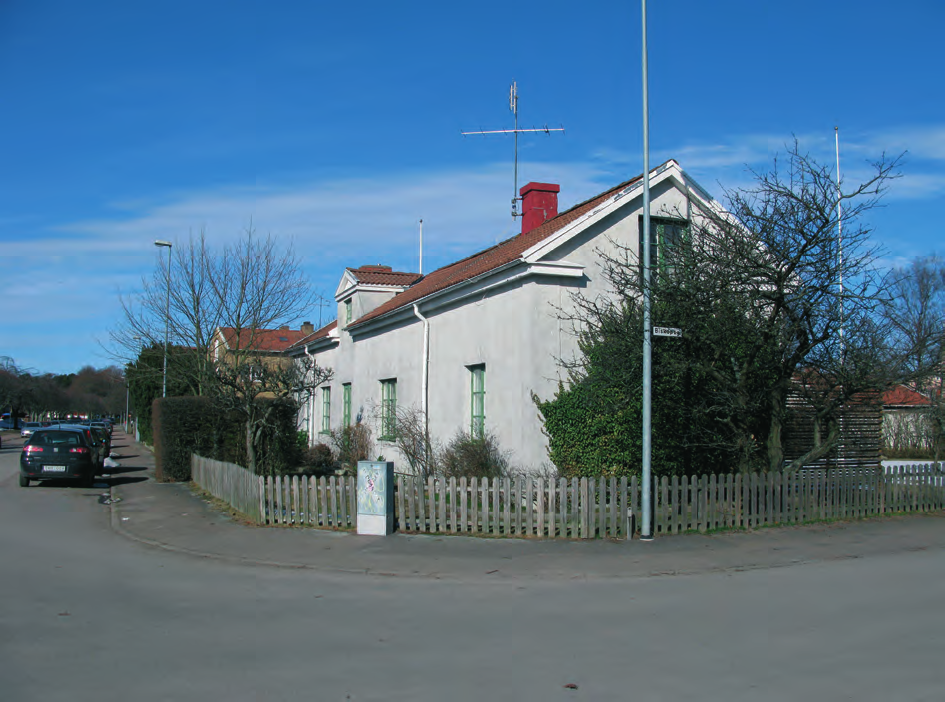 Bostadshuset från korsningen Norrgårdsgatan/Biskopsgatan 2013. Uthuset har ett ålderdomligt utseende med flera fina detaljer i bland annat fönster och äldre dörrar.