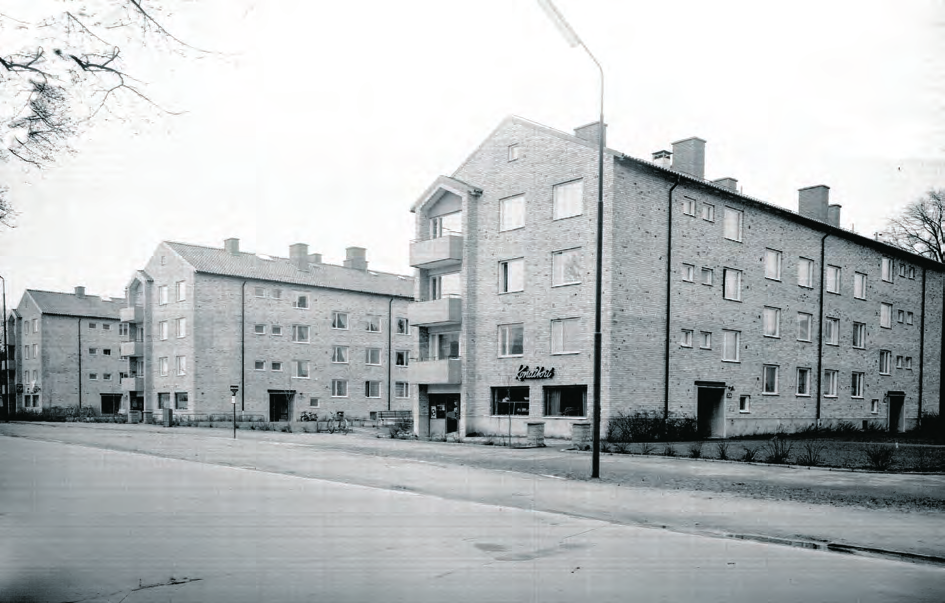 Flerfamiljshusen när de var nyuppförda. Konditoret Pigall låg i det nordligaste av husens bottenplan mot Norra vägen. Foto: Kalmar kommun.